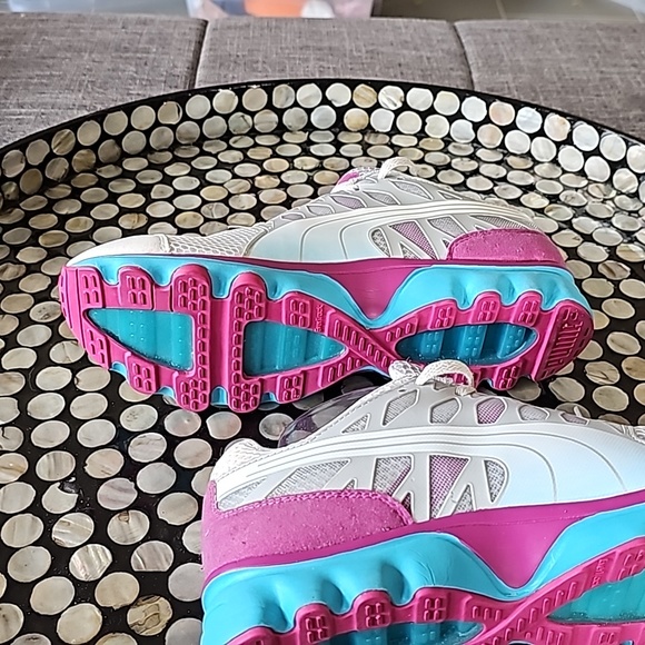 NWOT PUMA SNEAKERS - Picture 5 of 10